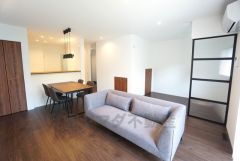 家族が集まる開放的なリビング。思い思いの時間を過ごしたり食事をしたり、素敵な団らんの場になりますね。