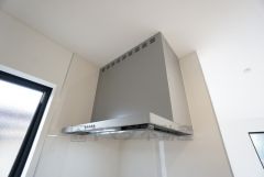 お手入れが簡単なスリム型レンジフードです。調理により発生する油煙や臭いを吸い込み、屋外へ排気してくれます。