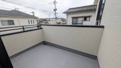 陽当たりの良いバルコニーです。お洗濯やお布団干しはもちろん、日光浴スペースにも。足元は防水工事施工済です。