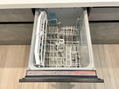 炊事時間を大幅に短縮できる食器洗浄乾燥機付きです＾＾冬場の洗い物による手荒れの悩みも軽減されますね。