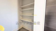 玄関にはシューズボックスとは別に広々としたシューズクロークを完備。家族全員の靴がきれいに収納できます＾＾