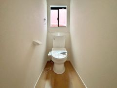 ウォシュレット付きトイレです。1階2階の2ヶ所にトイレがあるので、忙しい朝にもゆとりができますね＾＾ 温水洗浄便座リモコン付き