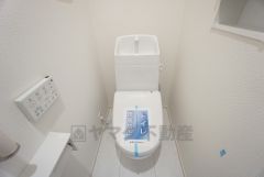 温水洗浄機付トイレです。トイレは2ヶ所設けられているので、来客時にも気兼ねなく使えますね。