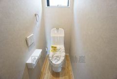 ウォシュレット付トイレです。窓付きのトイレは換気もしやすく清潔に使えます＾＾