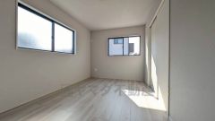 5帖の洋室。駐車スペースに面していて日当たりがよく、寝室としての利用もおすすめです＾＾2面採光を確保した爽やかな風を感じて起きる朝は、快適生活の始まりに。