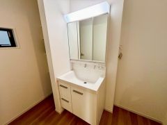 三面鏡にハンドシャワー付きで使いやすい洗面台です＾＾鏡裏と洗面ボウル下に収納付きの洗面台なので、整理整頓ができスッキリと使えます＾＾