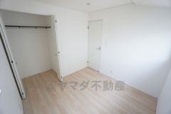 暖かい日差しが差し込む洋室。たっぷり収納できるクローゼット付きでお部屋の中をすっきりと快適に保てます。