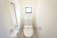 ウォシュレット付きトイレです。1階2階の2ヶ所にトイレがあるので、忙しい朝にもゆとりができますね＾＾