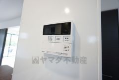 キッチン横からお湯張り、追い炊き、足し湯がボタン一つで楽々操作できる給湯機リモコンです。忙しい夕飯準備の時間帯に重宝しますね。