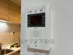 防犯性、セキュリティ対策に安心できるテレビモニター付きインターフォンです。セールスマン対策にもなり安心できます。