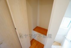 同仕様写真。2階の廊下にも収納を確保。各居室に入りきれなかった荷物や、2階で使用する日用品のストック置き場に便利です。