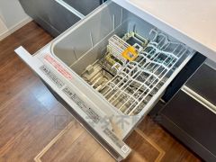 ビルトインタイプで、キッチンと同じカラーにすることにより一体感を持たせることができます。乾燥機能が備わっているため家事の時間が短縮できます。