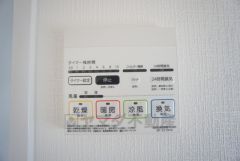浴室暖房乾燥機付き。天候に左右されず、いつでも好きなときに洗濯物を干せるので、仕事や家事で忙しい方に重宝します。