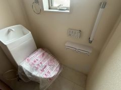 温水洗浄機付トイレです。トイレは2ヶ所設けられているので、来客時にも気兼ねなく使えますね。小窓付きで換気も出来ます。