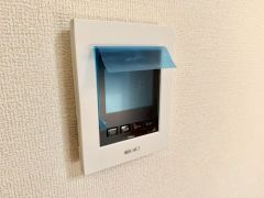 今や必需品となっておりますTVモニター付きインターホンです。録画・再生器のもついており防犯性もばっちりです。キッチン横にありワンタッチで外の方とお話ができますので便利です。