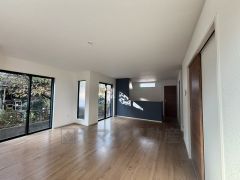 おしゃれなキッチンを中心とした開放的なリビング。導線が考えられたリビングダイニングなので忙しい時間でも効率よく動けますね＾＾慌ただしい朝の時間も安心です＾＾