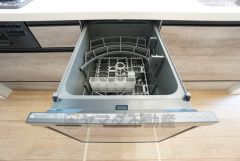 炊事時間を大幅に短縮できる食器洗浄乾燥機付きです＾＾冬場の洗い物による手荒れの悩みも軽減されますね。