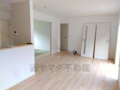 大きな窓のあるリビングは、陽光あふれる明るい空間です。居心地良く、ご家族皆がゆったり寛げる憩いの空間となりそうです。
