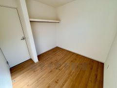 大きめのオープンクローゼットがついた使いやすい洋室です。すっきりと整理整頓できるので気持ちよくすごせます＾＾