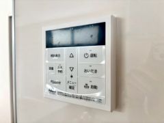 キッチン横からお湯張り、追い炊き、温度調節がボタンで楽々操作できる給湯器リモコンです＾＾忙しい夕飯の準備の時間帯に重宝しますね。