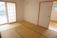 ＬＤＫに隣接する和室です。お昼寝や洗濯物を畳んだり、アイロンをかける作業スペースとしても活躍しそうですね。