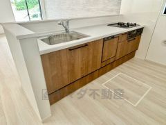 キッチンに向き合う形で大きな窓があります。たくさんの光や風を取り込むことができ快適な生活が過ごせそうです。