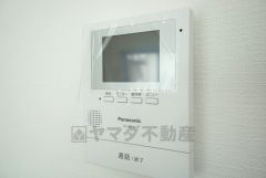 防犯性もばっちり、TVモニター付きインターホン完備。大きなモニターで玄関先を確認できます。録画機能が付いているので不在時の訪問者も確認できて安心です＾＾