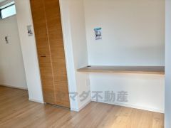 リビング内にはスタディーカウンターが設置されています。ネット環境設置コーナーや、お子様のお勉強コーナーとして活躍してくれそうです。