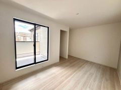 バルコニーに面していて日当たりがよく、寝室としての利用もおすすめです＾＾