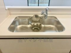 大きなお鍋も楽々洗える幅の広いシンクです＾＾ステンレスシンクなので簡単にお掃除できますよ。洗剤やスポンジもすっきりできる収納付き。