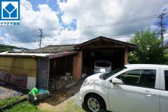 納屋、駐車場。