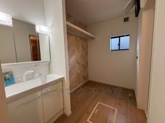 洗面室には室内物干し付き＾＾雨の日や花粉の季節の洗濯も安心です＾＾洗濯機から取り出してすぐに干せるのも嬉しいですね＾＾