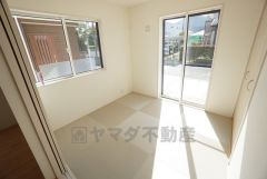 居心地も良い和室は、ワークスペースとしても有効。お仕事を頑張ってちょっと疲れたら、畳に寝転がることもできますね。