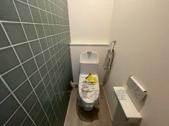 温水洗浄機付トイレです。節水機能もあるので、安心して使えますね。もちろん、1階2階の2ヶ所にトイレがあるので、忙しい朝にもゆとりができますね。