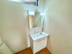 三面鏡にハンドシャワー付きで使いやすい洗面台です＾＾鏡裏と洗面ボウル下に収納付きの洗面台なので、整理整頓ができスッキリと使えます＾＾