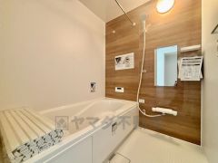 1日の疲れを癒すくつろぎのバスルーム。足を伸ばしてもゆったりと入れるサイズです。お子様と一緒にお風呂に入っても狭くないですね＾＾