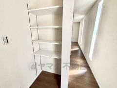 キッチンにはパントリーも完備しています。まとめ買いした食品や使用頻度の少ない調理器具の保管に便利ですね。