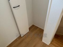 2階の廊下にも収納を確保。各居室に入りきれなかった荷物や、2階で使用する日用品のストック置き場に便利です。