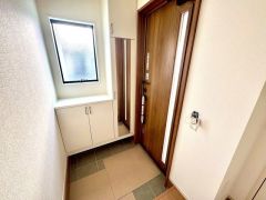 採光も考えられた明るい玄関です。 たっぷり収納できるシューズボックス付きなので、家族全員の靴がきれいに整頓できます。