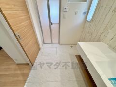 洗面脱衣室には可動式の棚が付いているので、タオルや着替えなども置くスペースが確保できて助かりますね。