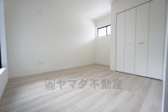 5.9帖。住む人のこだわりを活かす洋室＾＾広めのクローゼットもあり荷物もすっきり片付けられ、ゆとりのある暮らしが出来ます＾＾ 