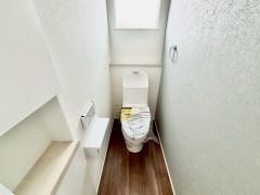 トイレ内には便利な収納スペースも。小窓があるので換気ができ、明るい空間です。
