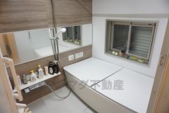 広々した浴槽で足を伸ばしてゆっくり入れます。マンションでは珍しい窓付きで自然換気ができます。