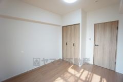 住む人のこだわりを活かす洋室。日当たりがよく、寝室としての利用もおすすめ。広めのクローゼットには荷物をすっきり片付けられ、ゆとりのある暮らしが出来ます＾＾
