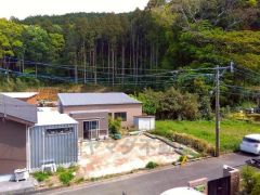 バルコニーからは緑豊かな景色を楽しむことが出来ます。