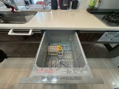 炊事時間を大幅に短縮できる食器洗浄乾燥機付き＾＾食器を洗う手間が減るので家族とのコミュニケーションの時間や自分の時間が増えますね。