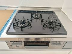 3種類の料理が同時に調理できる、3口ガスコンロ。忙しい夕食の支度時間が短縮できて効率よくお料理が楽しめます。