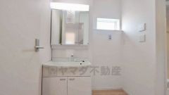 三面鏡にハンドシャワー付きで使いやすい洗面台です＾＾鏡裏と洗面ボウル下に収納付きの洗面台なので、整理整頓ができスッキリと使えます＾＾