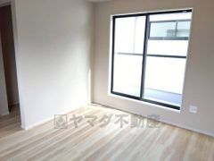 住む人のこだわりを活かす洋室＾＾日当たりがよく、寝室としての利用もおすすめ。広めのクローゼットもあり荷物もすっきり片付けれ、ゆとりのある暮らしが出来ます＾＾