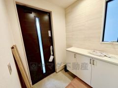 採光も考えられた明るい玄関です。たっぷり収納できるシューズボックス付きなので、家族全員の靴がきれいに整頓できます。